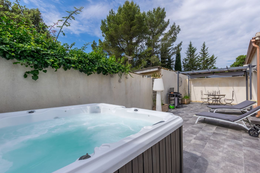 Villa CUBIC : terrasse privative avec spa privatif, plancha, table et bains de soleil