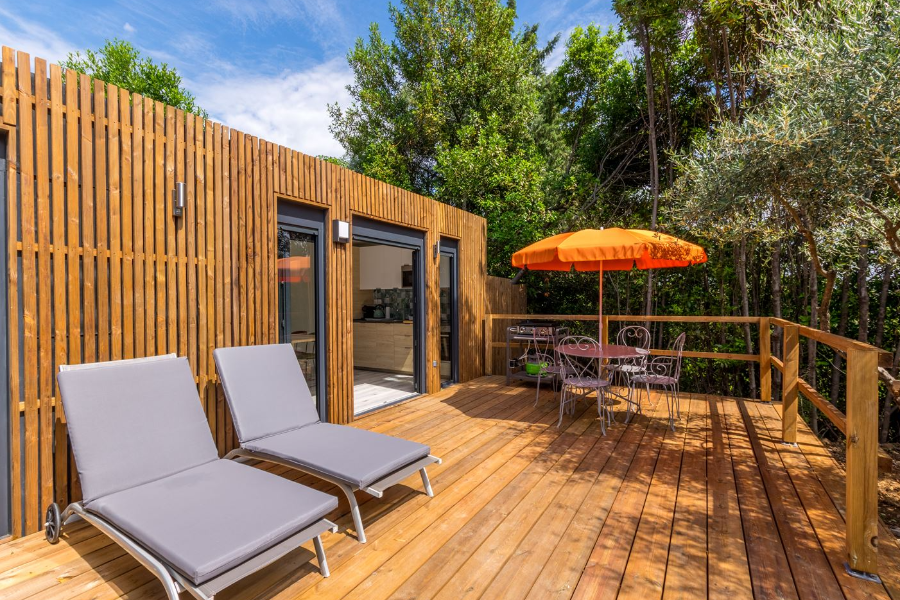 Suite Céladon : terrasse avec plancha , table et bains de soleil