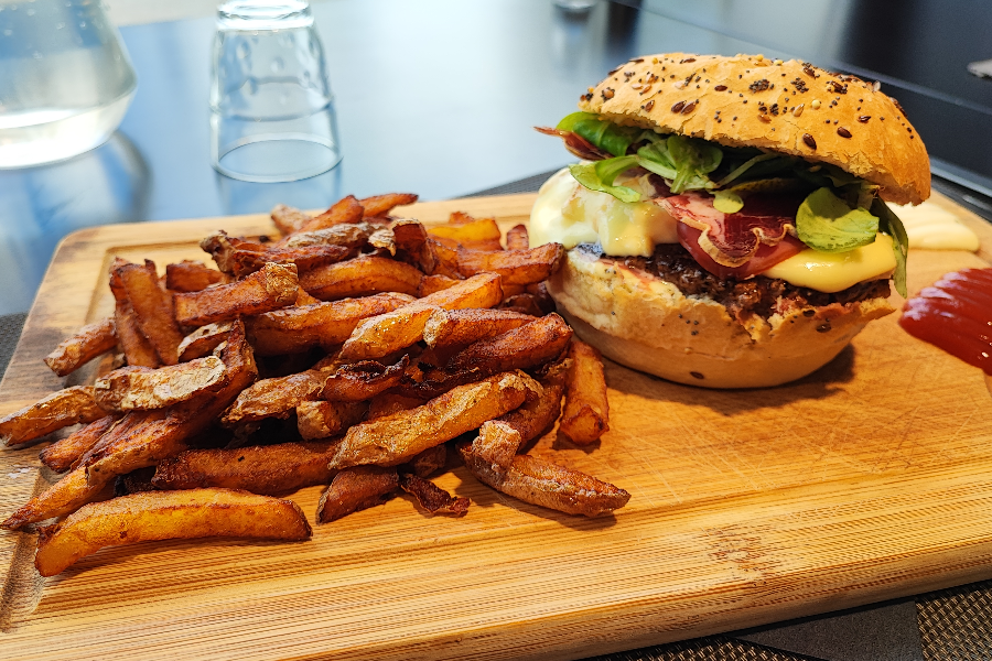 Voici un délicieux burger raclette :) - ©Enora Heurtebize