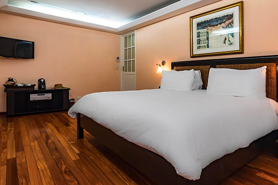 Suite bedroom, king size comfortable bed - ©.