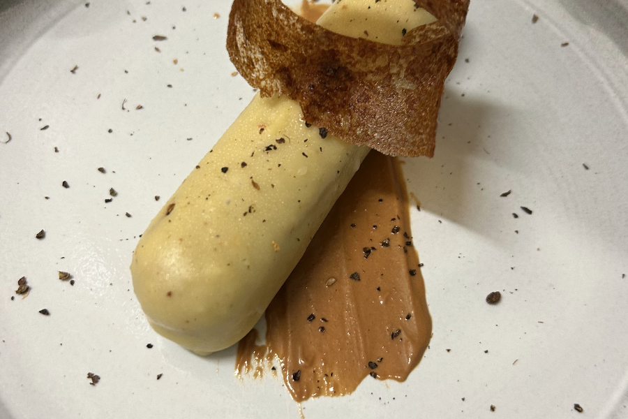 Ecureuil : Mousse au chocolat noir, praliné noisettes et croustillant de crêpe dentelle - ©Restaurant La Belle Epoque