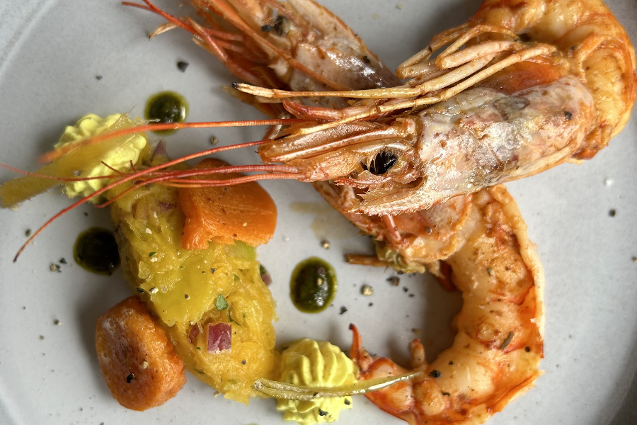 Crevettes sauvages, mangue acidulées en kalawang et patates douce au beurre pimenté - ©Restaurant La Belle Epoque