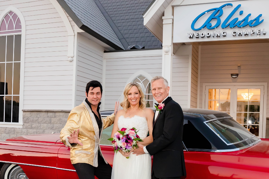 Les mariés et Elvis devant la chapelle - ©DR