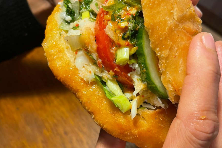 Bokit - Le fameux sandwich créole. Pain maison, frit, garnit de chiktay de poulet ou de morue, ou végétarien - ©FINECOCOTT