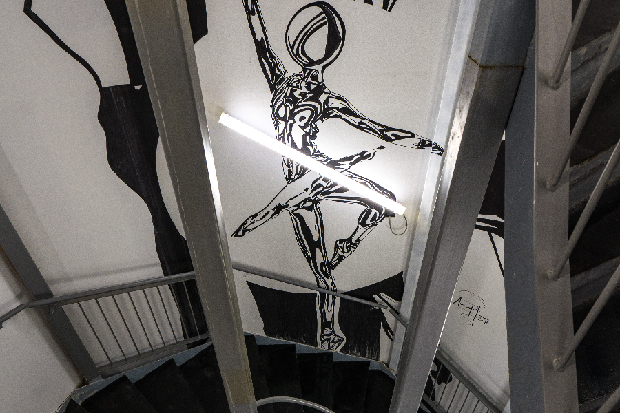 Nos escaliers 100% décorés par divers artistes lyonnais de street art ! - ©Maison Nô