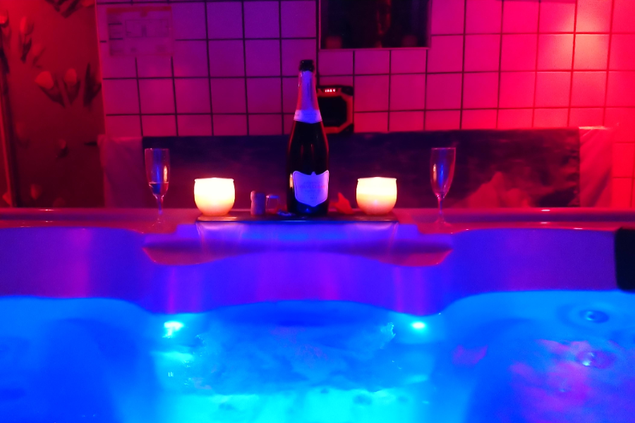 Jacuzzi et bulles de champagne - ©Savon Sauna