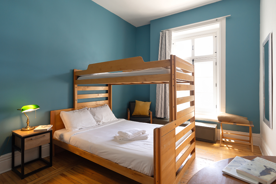 Plusieurs types de chambres privées sont disponibles et elles sont parfaites pour des séjours en solo, en famille ou en couple.