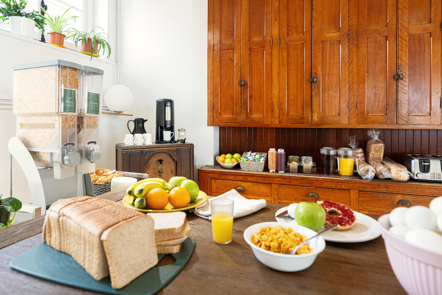 Le wifi est gratuit et un petit-déjeuner continental est inclus pour chaque nuitée.
