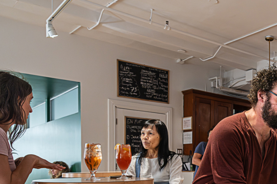 Pour tes moments de détente, le pub, plein de caractère, propose une sélection de bières locales pression.
