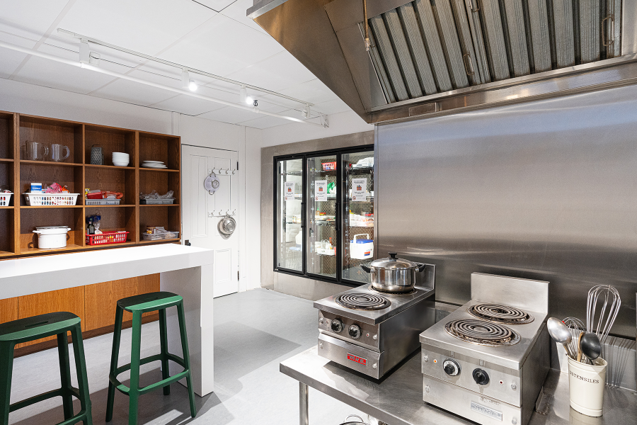 La cuisine commune est parfaitement équipée pour préparer tes repas… simples ou sophistiqués!