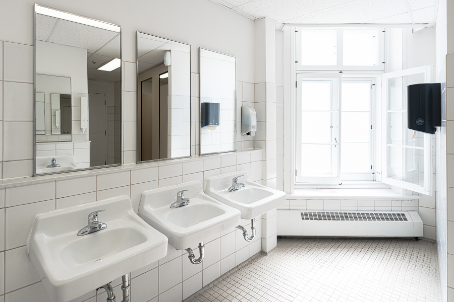 Vous avez en tout temps accès aux salles de bain partagées sur chaque étage.