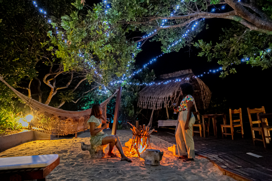 Les soirées autour du feu, pieds dans le sable - ©Naara Eco-Lodge & Spa