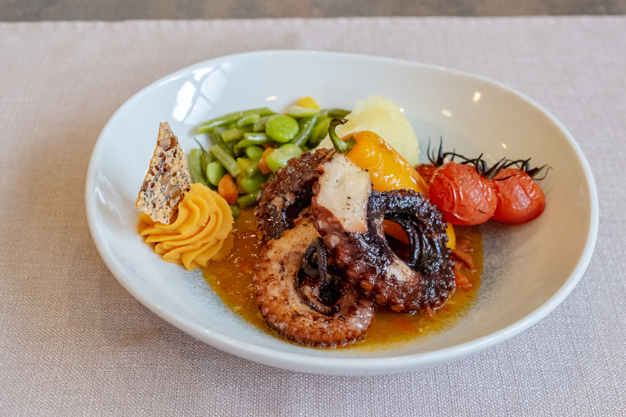 Plat dressé du tablier bariolé