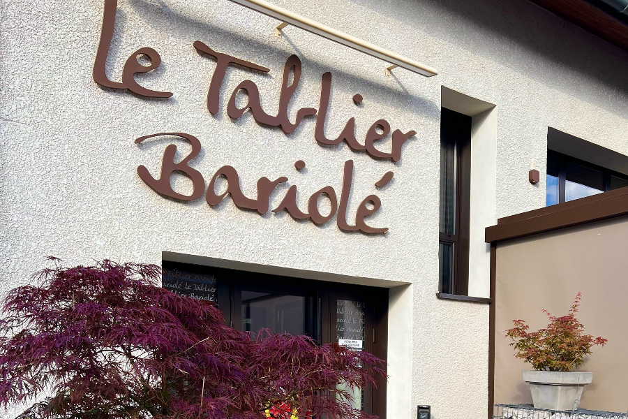 LE TABLIER BARIOLÉ