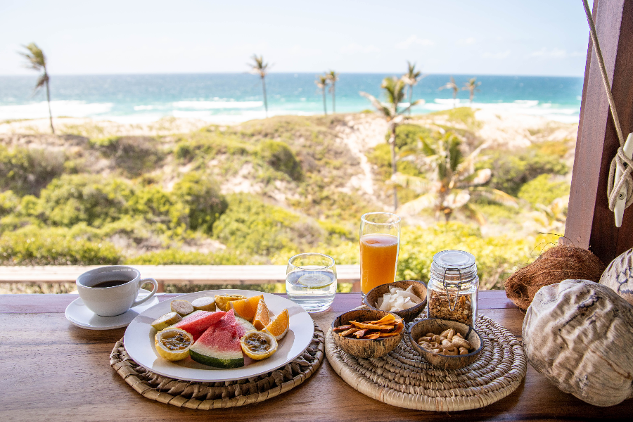 Petit déjeuner avec vue sur l'océan - ©Travessia Beach Lodge