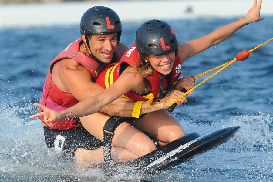 Le kneeboard à deux, la glisse en équipe