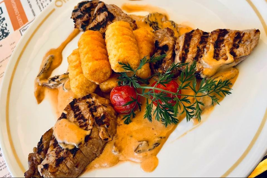 Le Médaillon de pur filet de veau aux morilles flambées au Porto / Croquettes de pommes de terre.