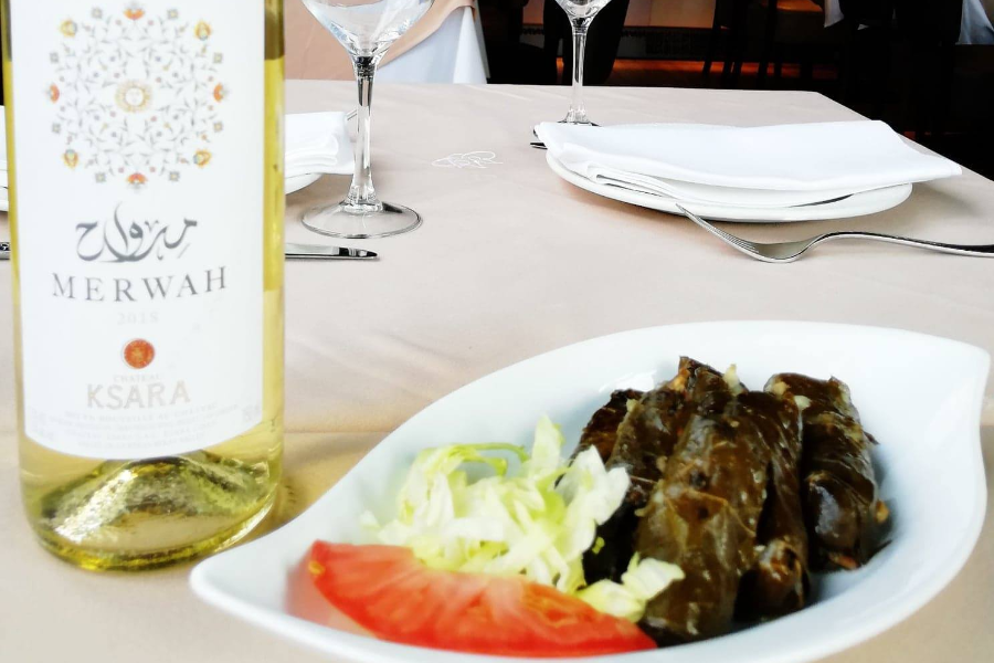 l'accord parfait entre un vin libanais et des feuilles de vignes - ©aldar