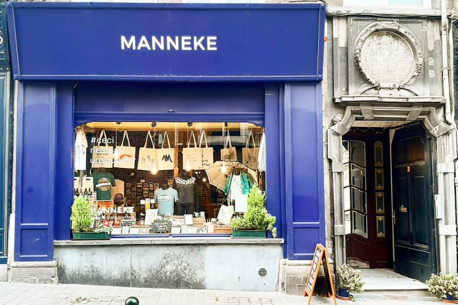 à 1 minute à pied de la grand place de bruxelles, un vrai magasin de souvenir 