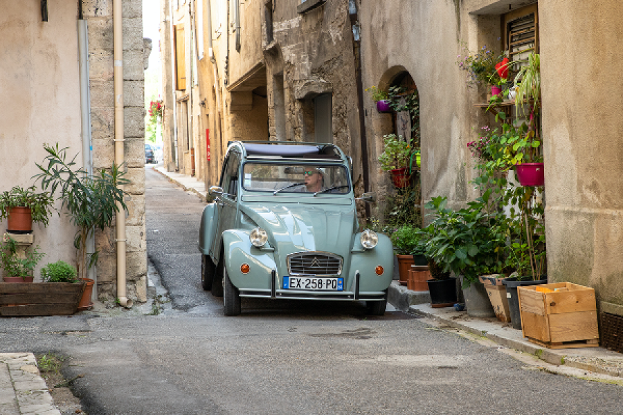 Parcourez les ruelles des merveilleux villages de Provence - ©Oh my Deuche