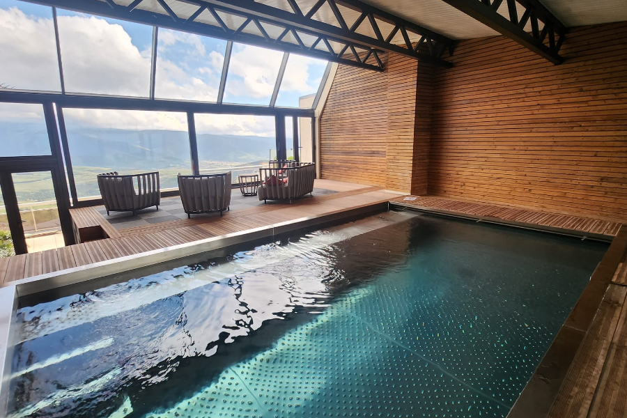 Piscine intérieure chauffée avec vue panoramique - ©HÔTEL LE GRAND TETRAS