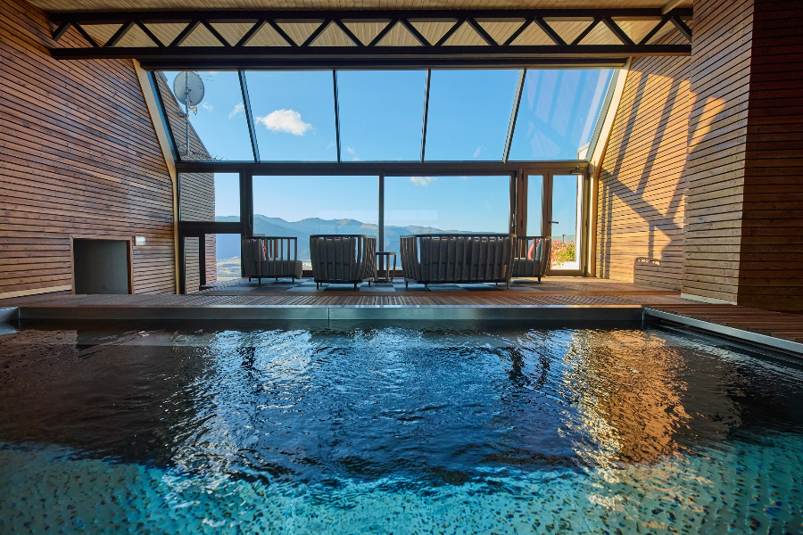 Piscine intérieure chauffée avec vue panoramique - ©Hôtel le Grand Tetras