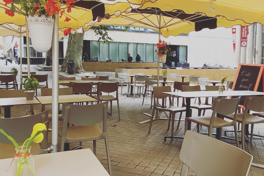 Terrasse ombragée à deux pas de la place Pey berlan dans le centre de Bordeaux - ©COMPTOIR SAINT CHRISTOLY