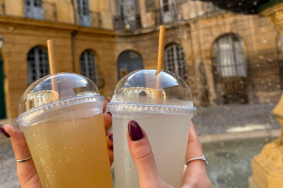 Savourez notre citronnade maison ou notre délicieux thé glacé. - ©Porzione