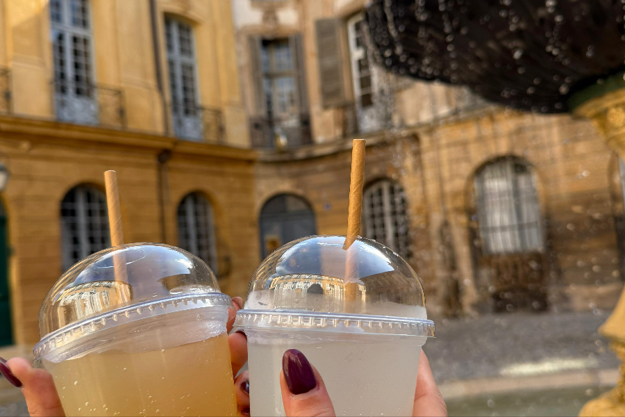 Laissez-vous tenter par notre citronnade maison ou bien notre thé glacé maison. - ©Porzione