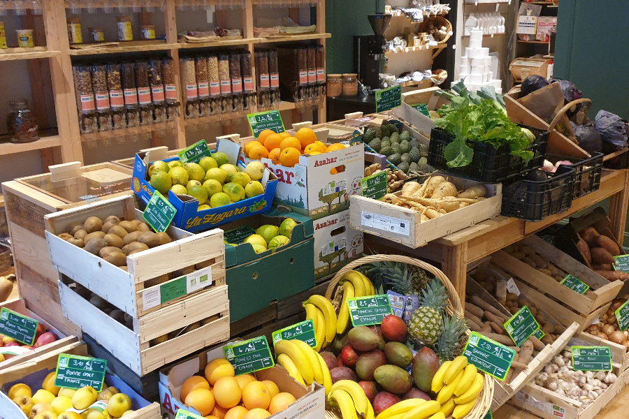 Produits frais, bio, de saison et locaux. Fruits, légumes, crémerie, pain... - ©Bérangère de CLERCK