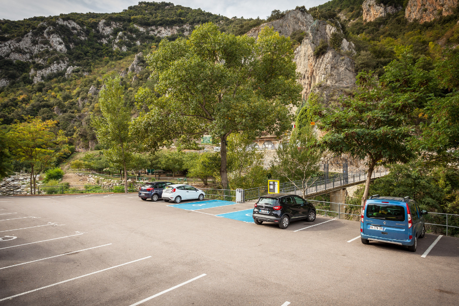 Le parking de la Grotte des Grandes Canalettes - ©©Grottes Canalettes