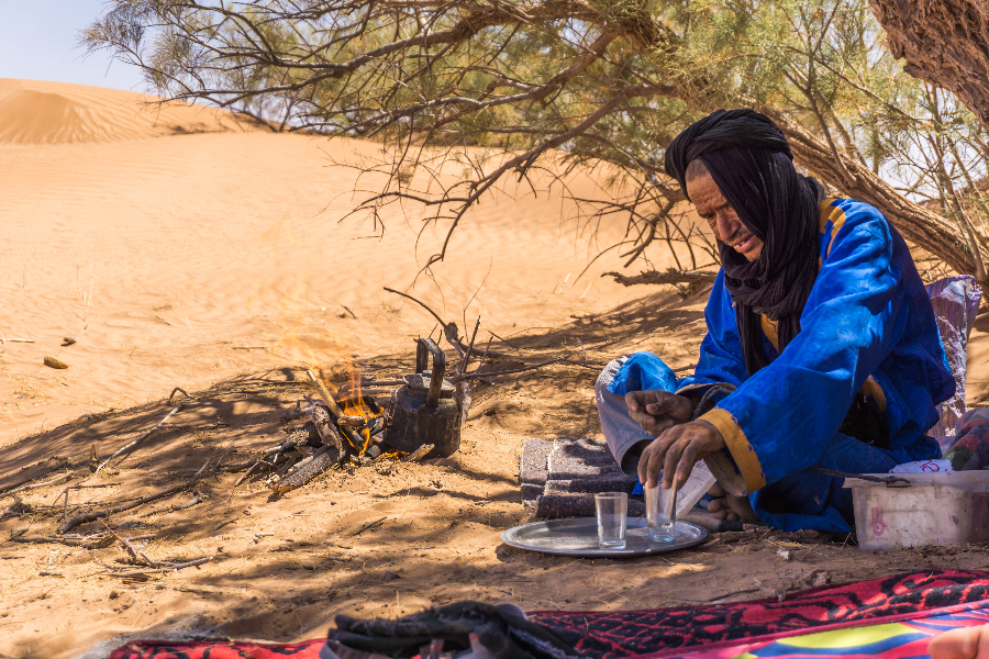 thé nomade dans les dunes de l'erg Zmila - ©Mélodie du désert