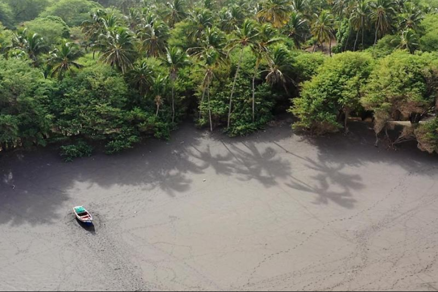 Plage de sable noir - ©Rural Tours