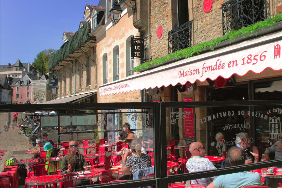 Le Café du Port vous invite à boire un coup en terrasse l'été ! - ©Café du Port