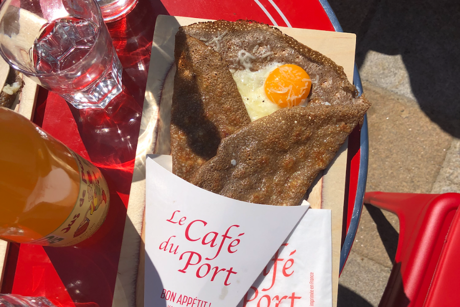 Nos galettes sont réalisées en cuisine selon la tradition bretonne, vous pouvez en déguster à toute heure au Café du Port & à l'Annexe du Port - ©Café du Port
