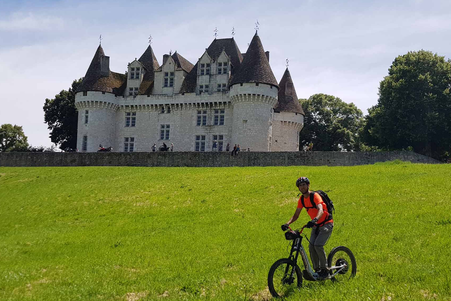 Le Château de Monbazillac en E-trott : (trottinette électrique tout terrain) - ©Les Randos de Nico