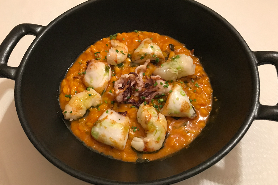 Riz à la crême aux crevettes, calamars en hameçon et poulpe. - ©Bodega de los Secretos SL