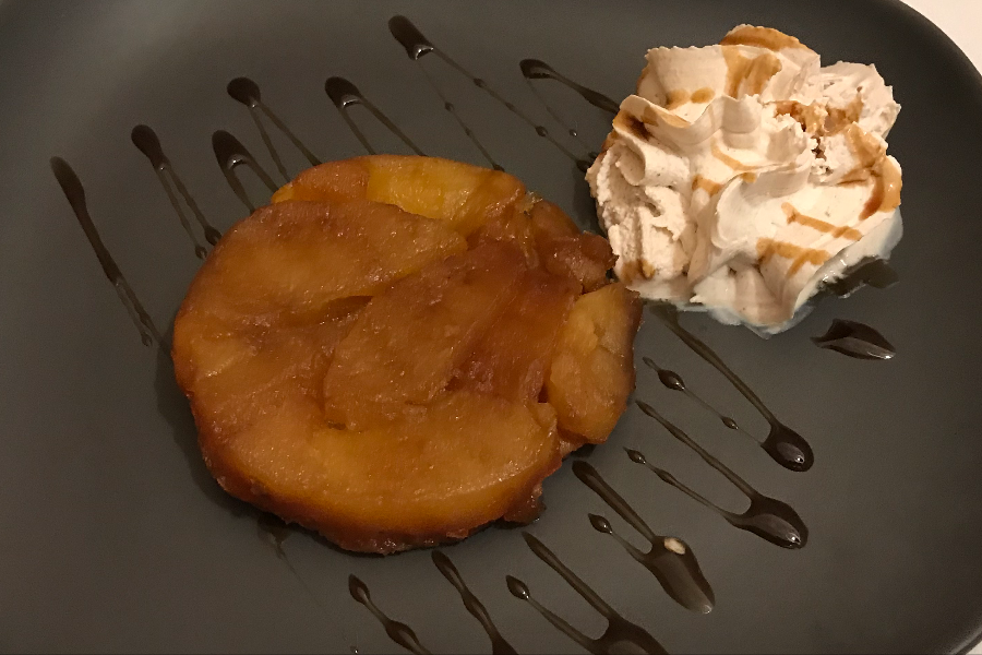 Tarte tatin aux pommes caramélisées et crème à la cannelle. - ©Bodega de los Secretos