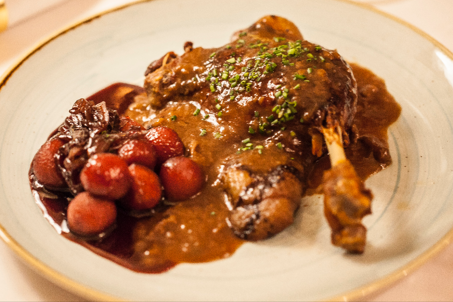 Confit de canard glacé aux gnocchis de pomme et à l'échalote caramélisée. - ©Bodeg de los Secetos SL