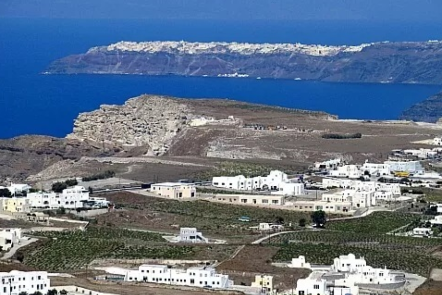 Location à Pyrgos - ©SANTORINI CAR RENTALS