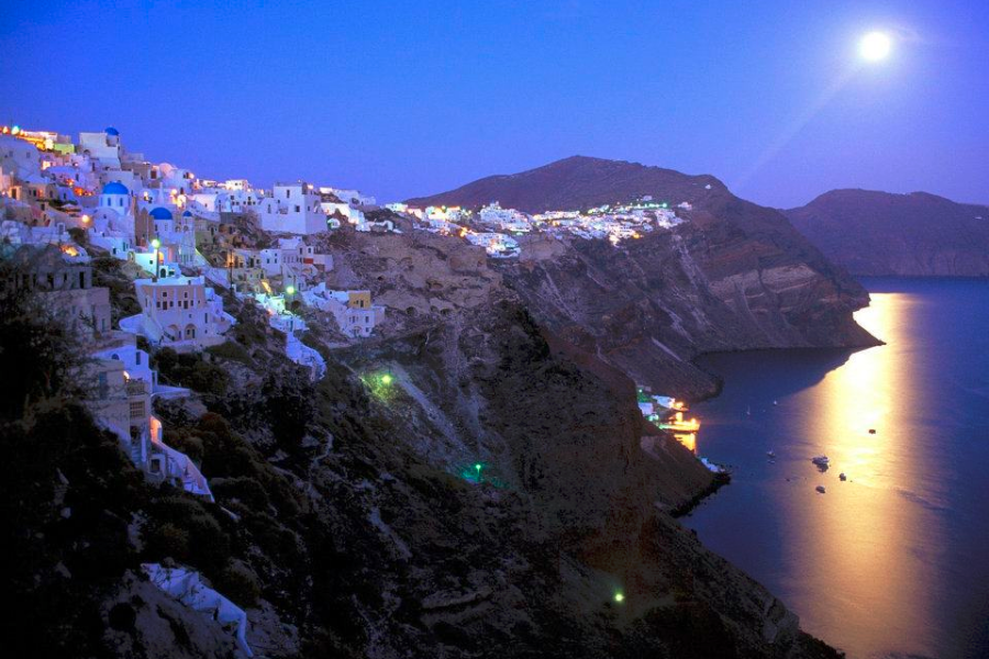 Oia by night - ©SANTORINI CAR RENTALS