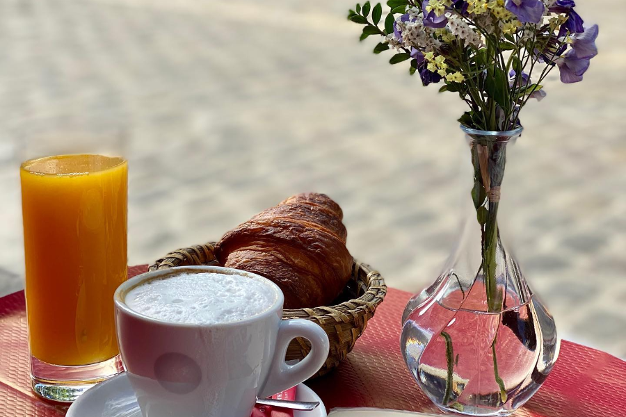 Petit-déjeuner à Montmartre sur la terrasse, place du Tertre - ©restaurant Au Cadet de Gascogne