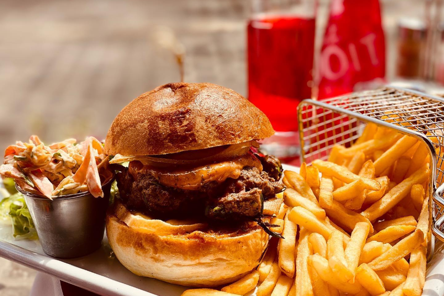 burger maison au saint-Nectaire, produits d'Auvergne sélectionnés par le Chef