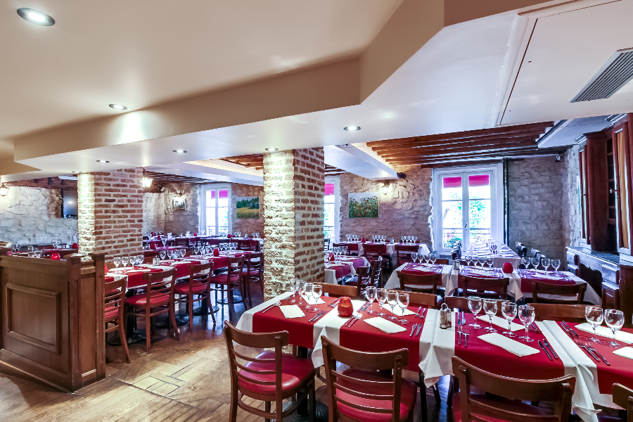 Salle au 1er étage pouvant accueillir des groupes à partir de 12 personnes jusqu'à 100. Offre menus groupes sur demande.