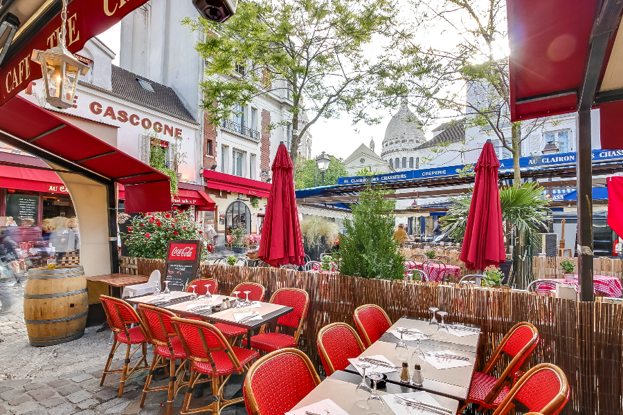 Terrasse place du Tertre avec vue sur le Sacré-Cœur ouverte 6 mois de l'année à Montmartre - ©restaurant Au Cadet de Gascogne