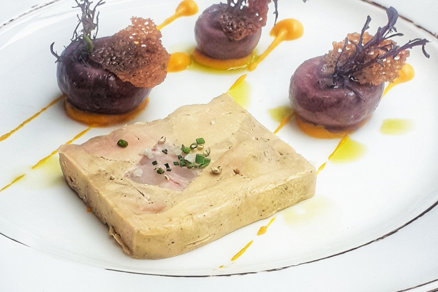Carte automne hiver 2021-2022 : entrée Foie gras de canard et pied de cochon - champignons, sangria, sarrazin - ©Loca Café