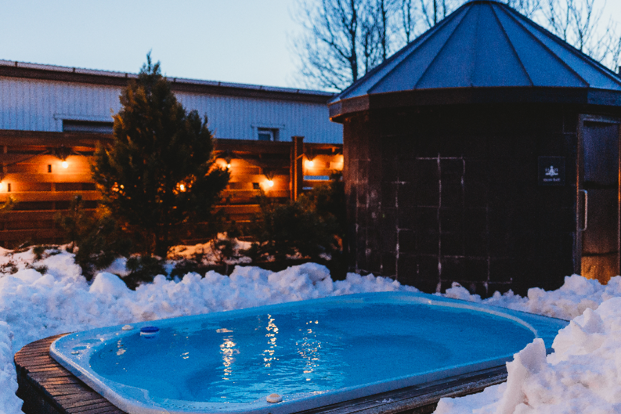 Hot tube and steam bath in winter time. - ©Inni Boutique apartments