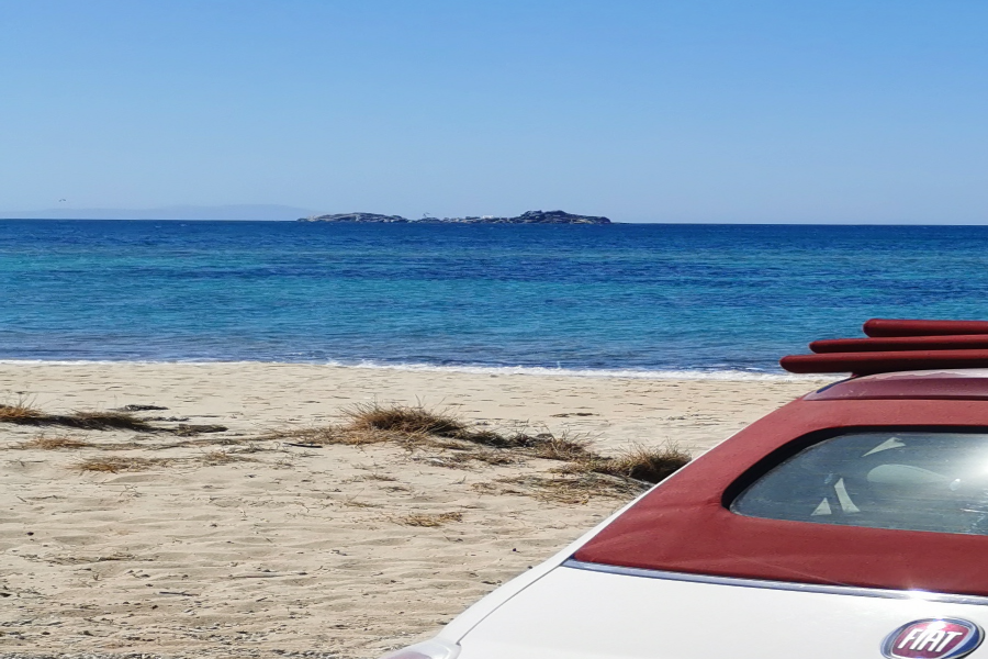 Fiat 500 in front of the sea - ©Bertille