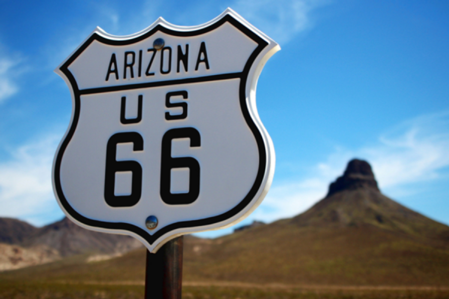 Panneau de la route 66 dans l'Ouest américain - ©-