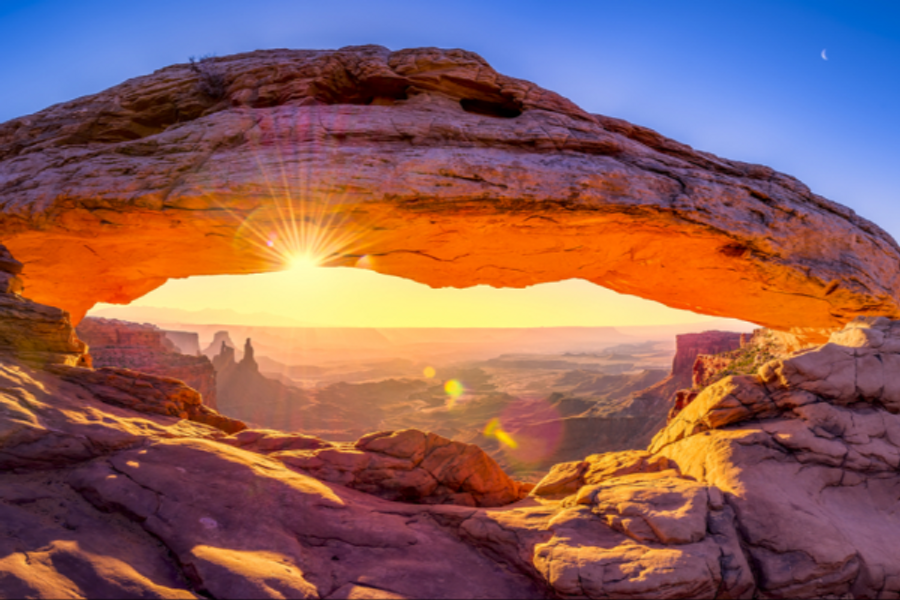 Mesa Arch au lever du soleil - ©-